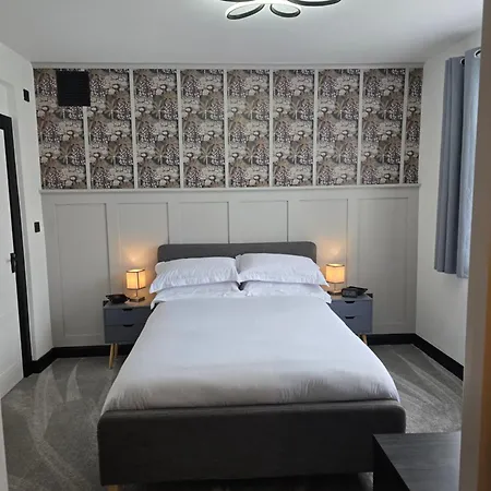 Double Room With Ensuite Bathroom